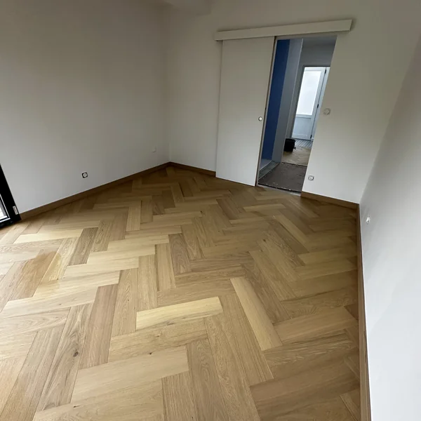 Chambre avec parquet point de Hongrie en chêne clair