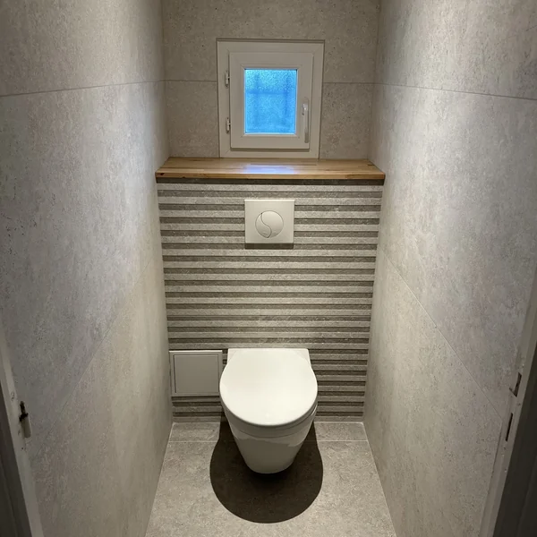 WC suspendu rénové avec mur en strates effet pierre