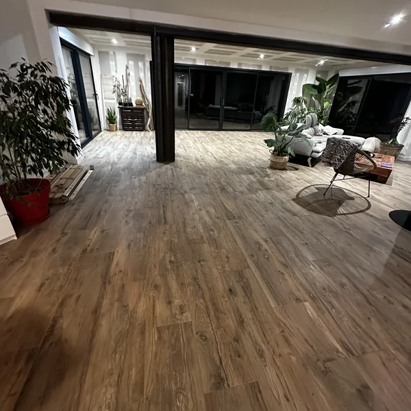 Grand séjour avec sol en carrelage effet bois grand format