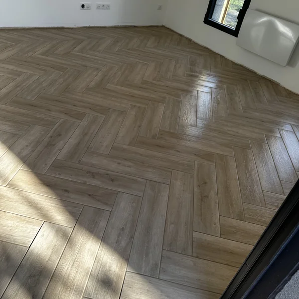 Sol en carrelage effet bois posé en chevrons