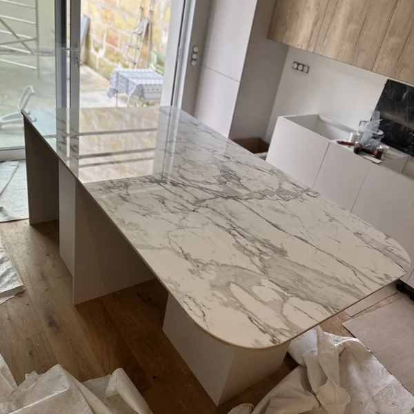 Îlot de cuisine en carrelage grand format effet marbre blanc veiné